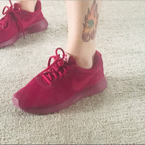 all burgundy nike shoes